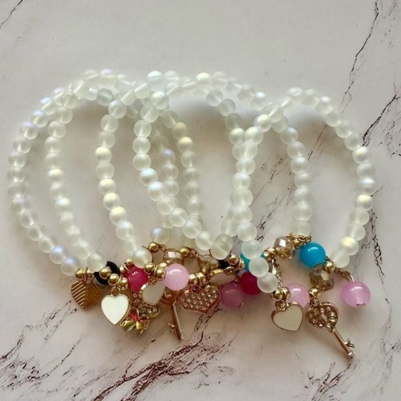 Chic 5 Pcs White Glass Dangling Charms Beaded Bracelet Set Brand New - Picture 3 of 4